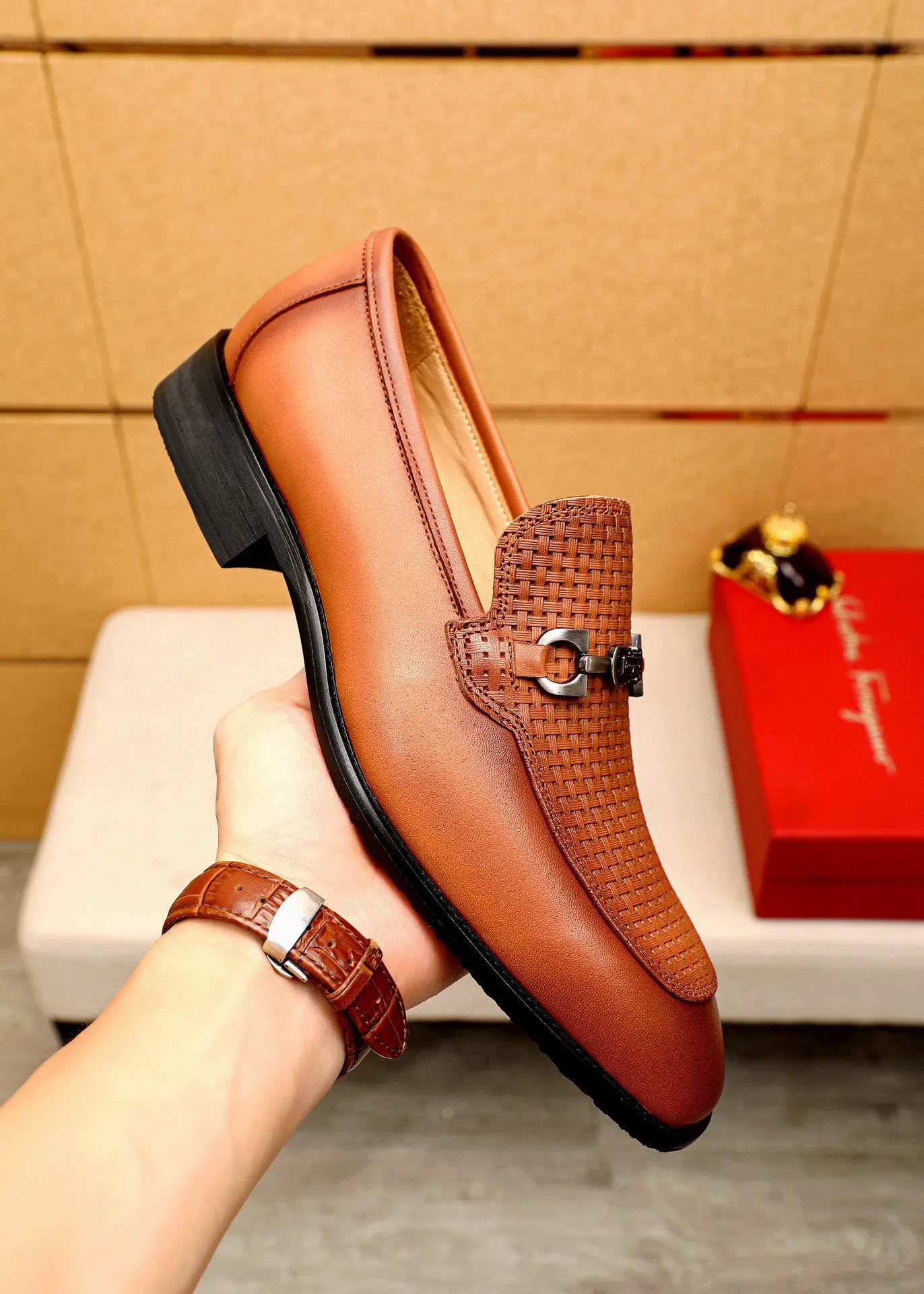 Men's shoes 💰460 💐 Product trademark: Ferragamo "Ferragamo" casual leather shoes Regular size: 38-44 (custom-made for 45🉑️) Product materials: Selected imported first-layer calfskin embossed upper + original hardware buckle, imported water-dyed cowhide leather lining. Strong three-dimensional visual effect, combined outsole Color: 2⃣️colors available
